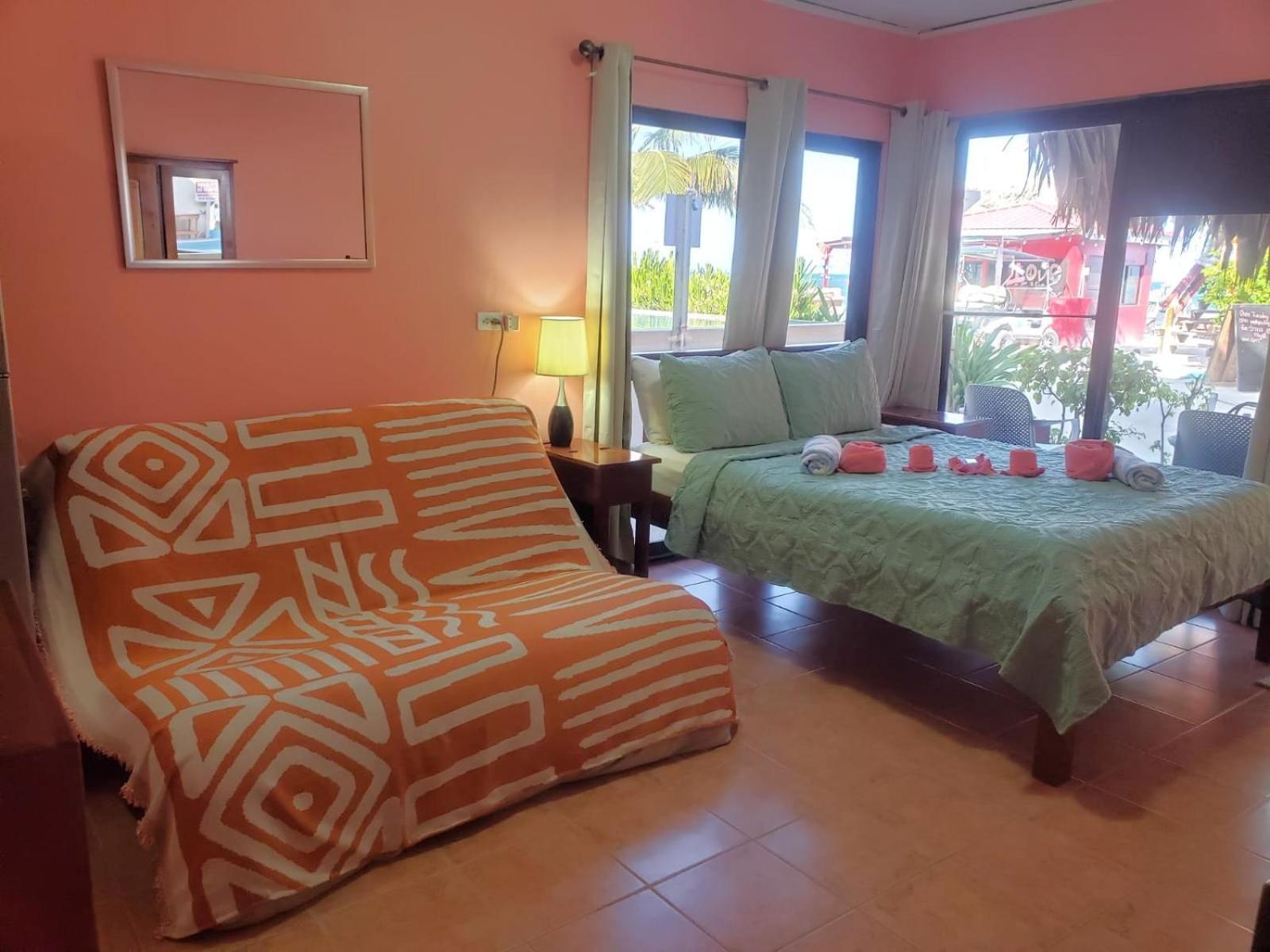 Beach Club Condos At Popeyes Caye Caulker Exterior photo