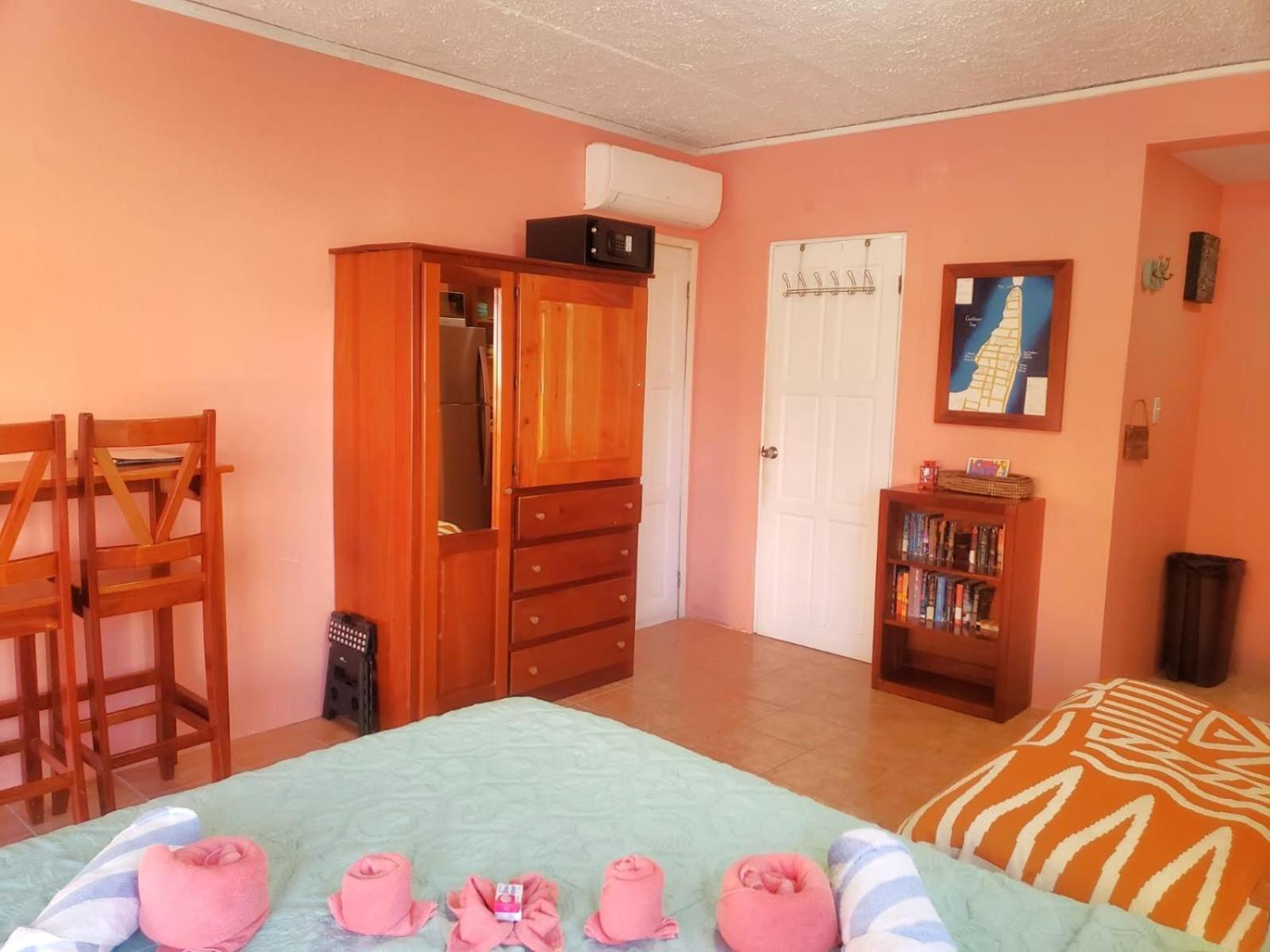 Beach Club Condos At Popeyes Caye Caulker Exterior photo