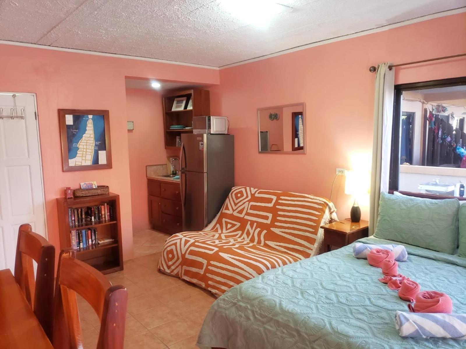 Beach Club Condos At Popeyes Caye Caulker Exterior photo