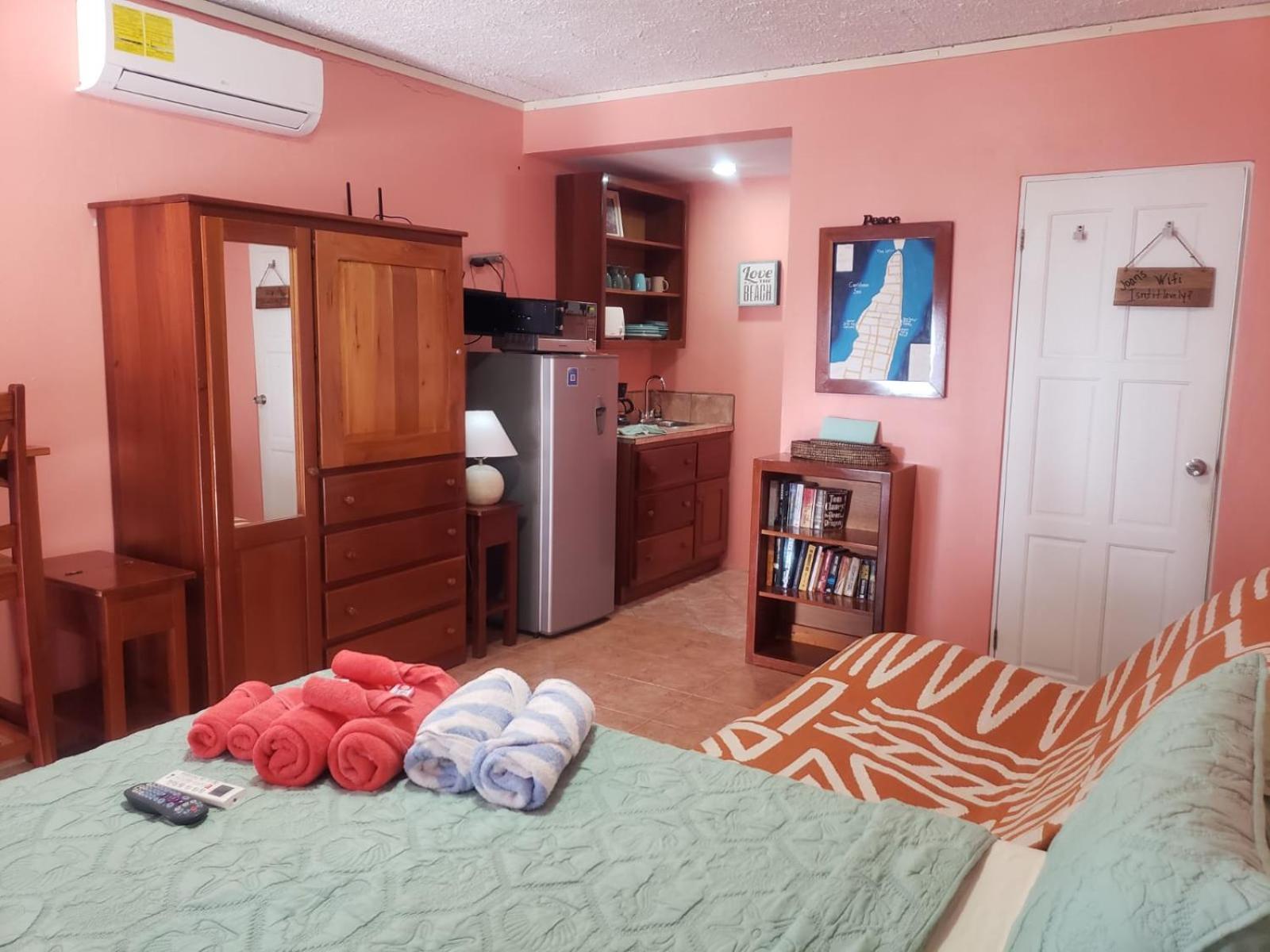 Beach Club Condos At Popeyes Caye Caulker Exterior photo